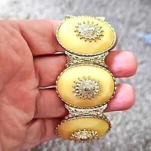 Bracelet vintage stretchy creamy ovals with sunburst design LOT 644